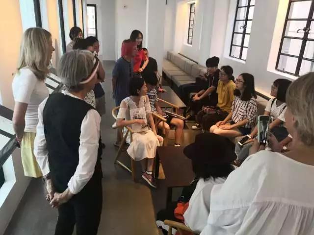 遇上了來自法國巴黎從事服裝行業(yè)的觀眾，大家一起愉快地聊天